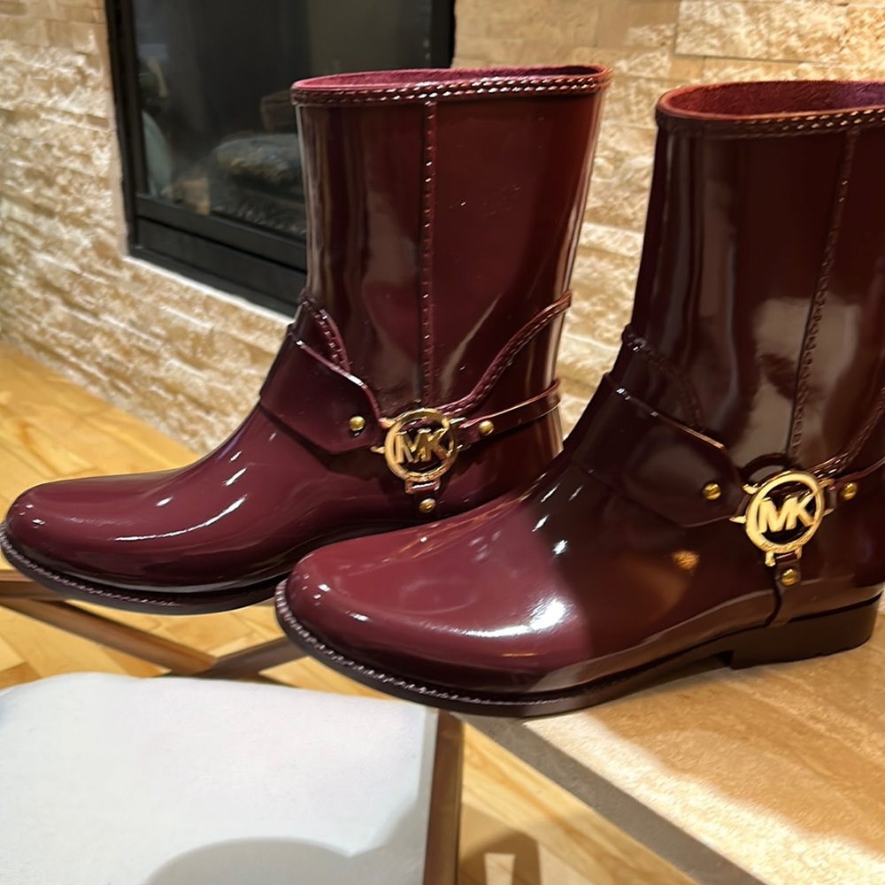 Michael Kors short top rain boots size 10